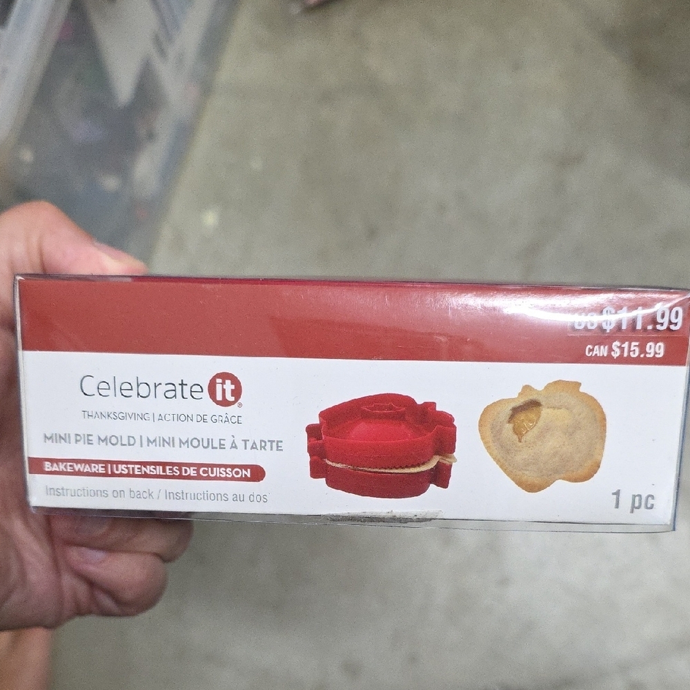 Celebrate It Red Mini Pie Mold Set - Picture 3 of 3